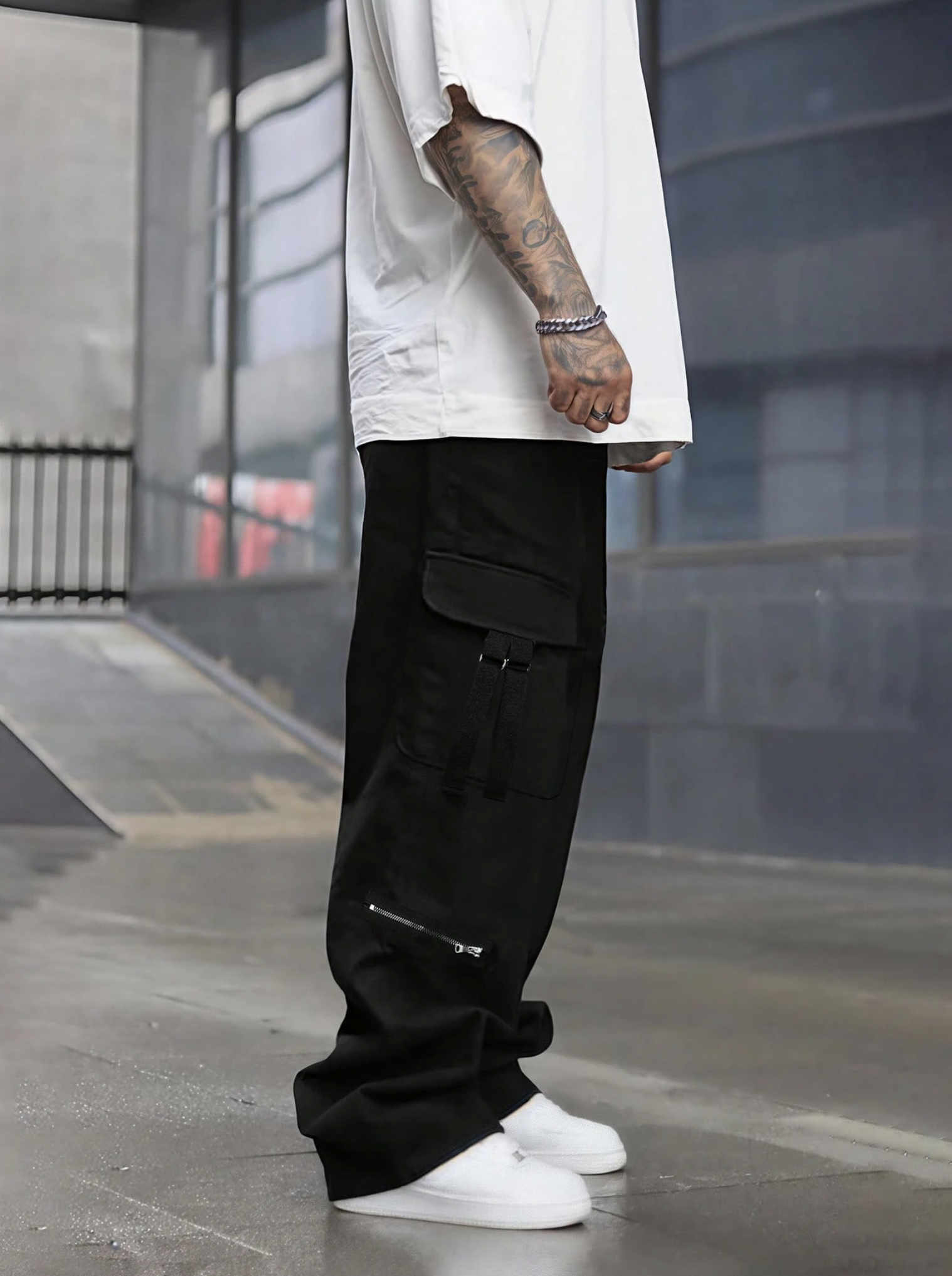 Veron Black Relaxed Fit Zipper Cargo Pants - Image 2